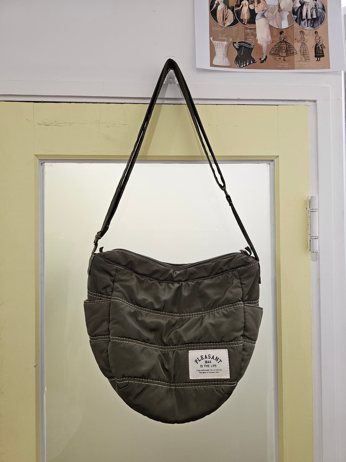 Japan 카키 패딩 크로스백 상품이미지2