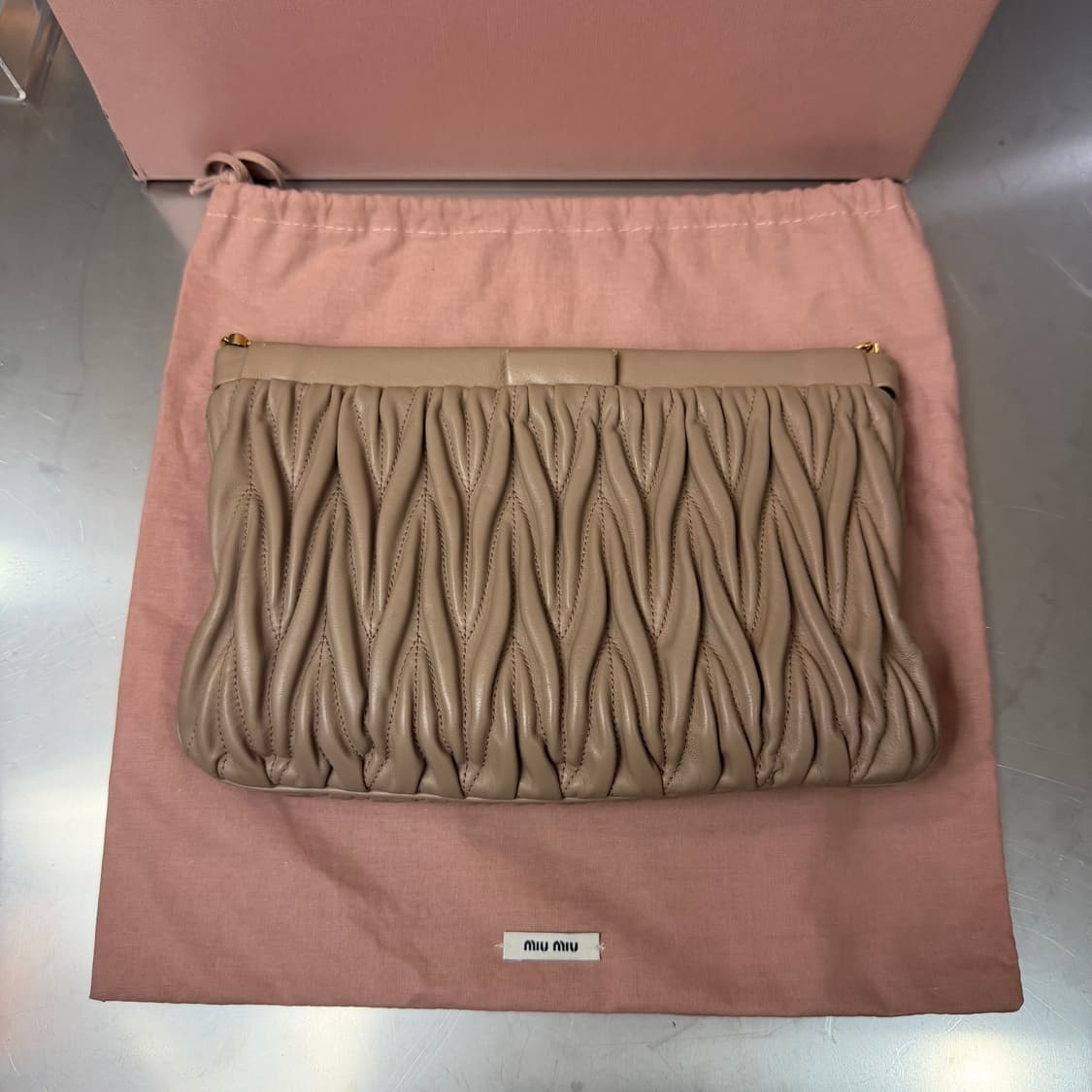 [리오브] 미우미우 마테라쎄 금장 나파 클러치 크로스백 상품이미지2