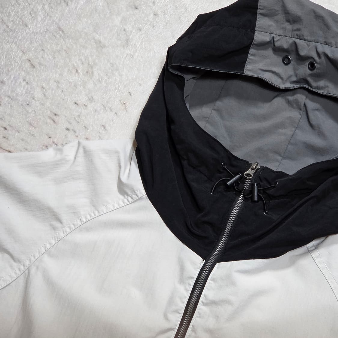 스파오 그레이 블랙 배색 아노락 상품이미지2