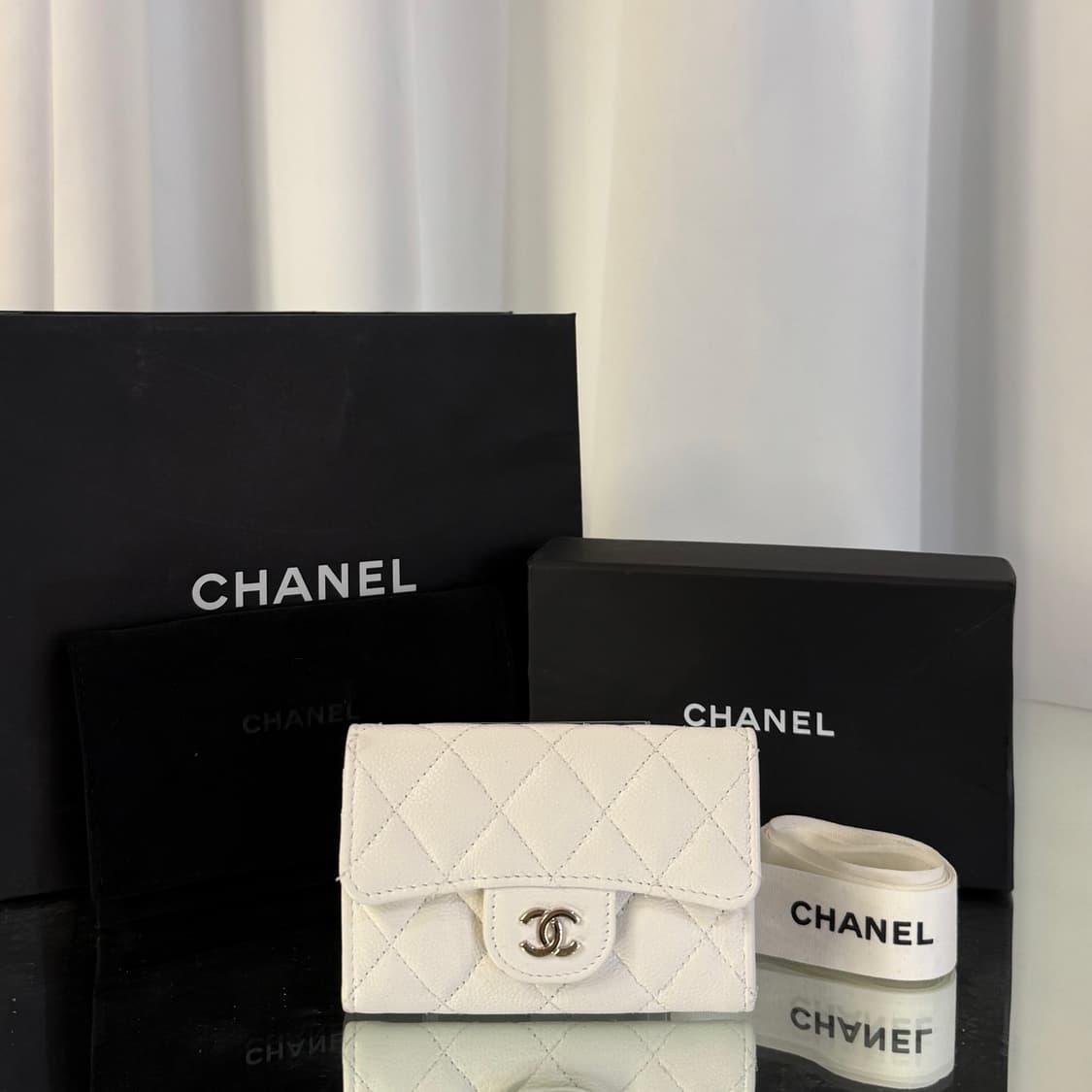 샤넬 클래식 캐비어 카드 홀더 그레인드 카프스킨 & 골드 메탈 화이트  상품이미지1