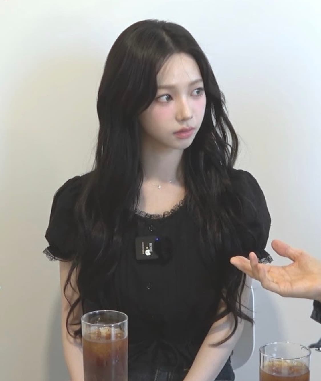 카리나착용 로라로라 프릴 셔링 블라우스 상품이미지2