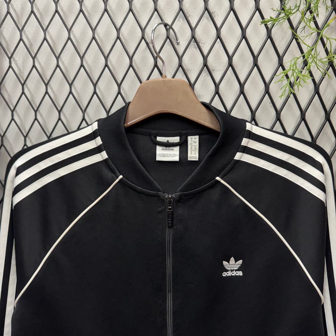 아디다스 트랙 자켓 레글런핏 전면 로고 포인트 블랙 화이트 상품이미지3