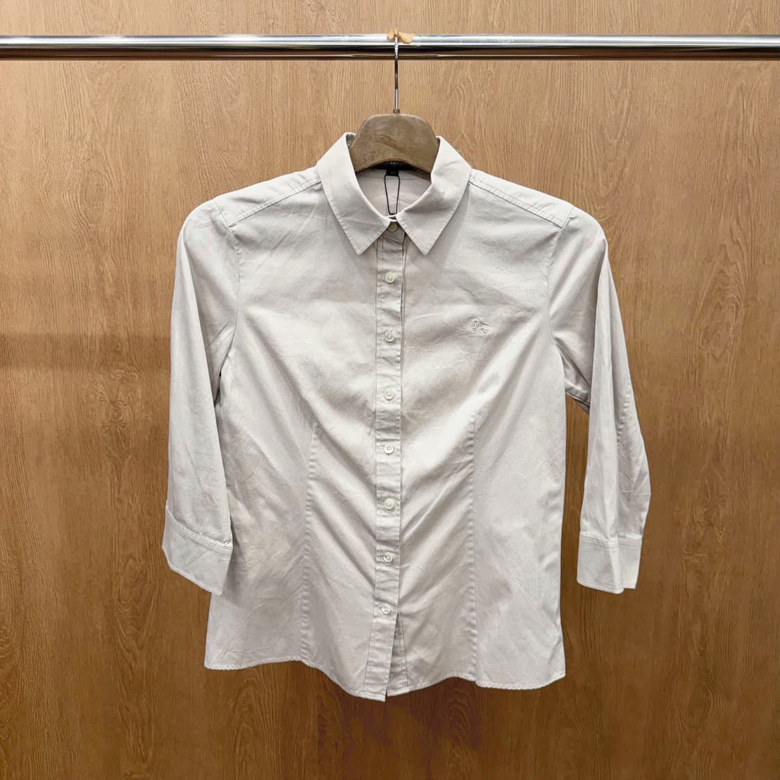 버버리 런던 코튼 7부 셔츠 로고 자수 디테일 레귤러핏 베이지 상품이미지2