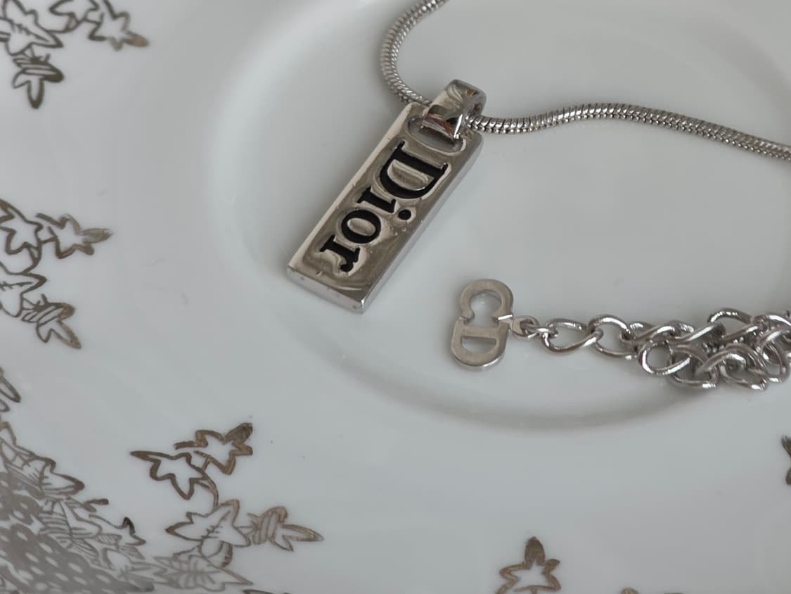 디올 은장 세로바 플레이트 Dior 레터링 목걸이 상품이미지5