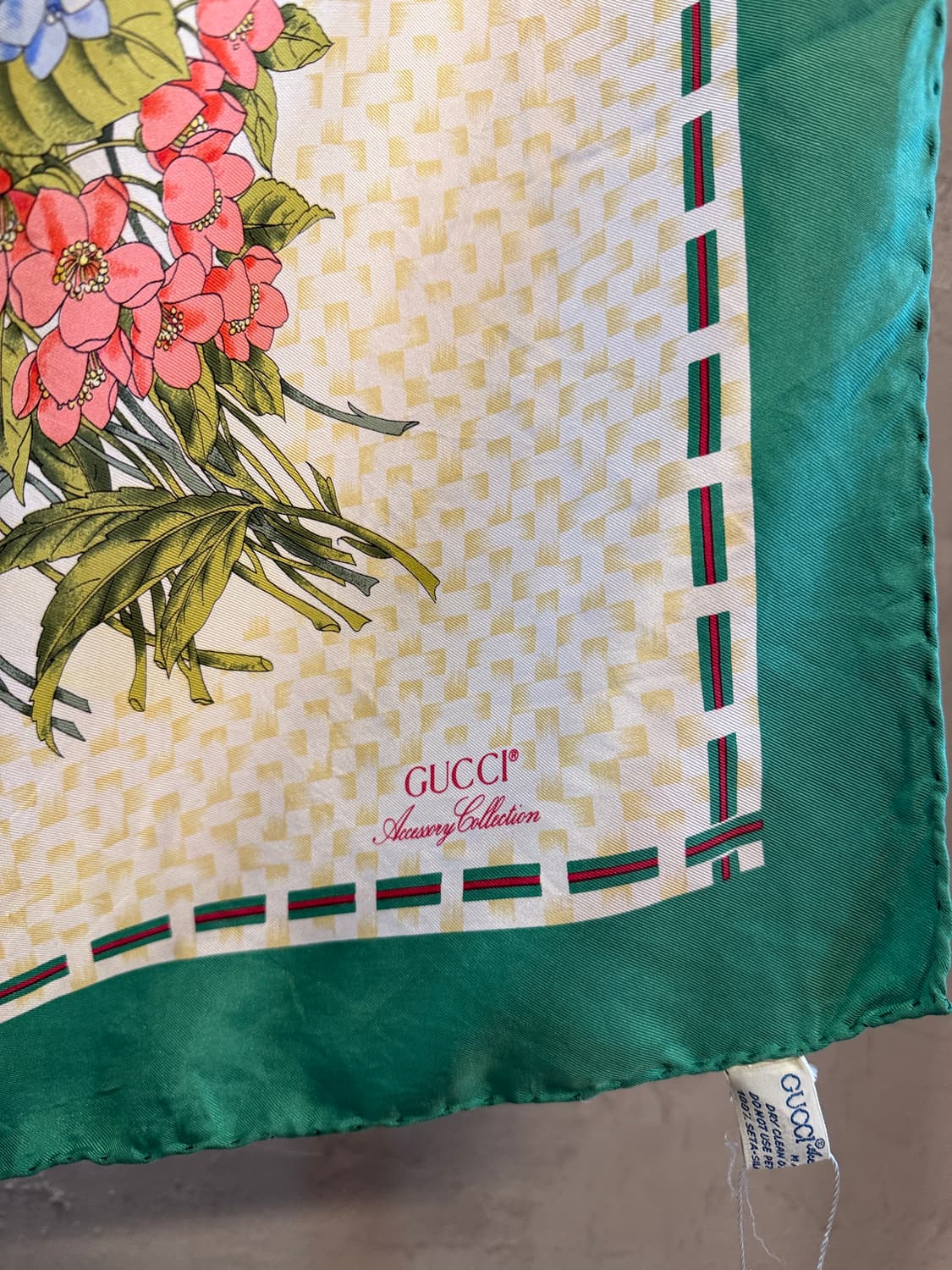 구찌 실크 스카프 플로럴 보타닉 패턴 클래식 라인 상품이미지2