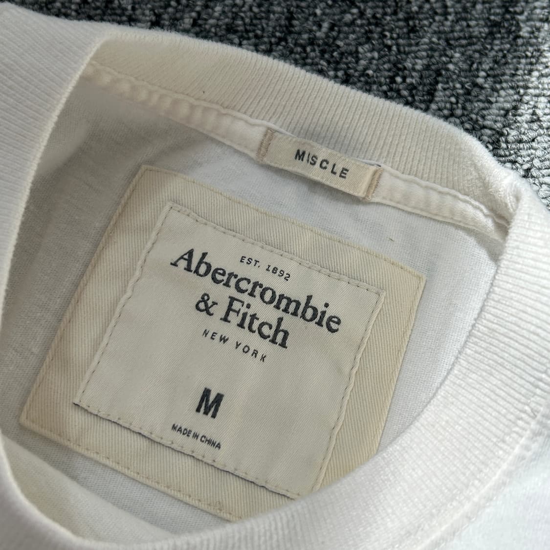 아베크롬비 테이프 프린팅 반팔티셔츠 상품이미지5