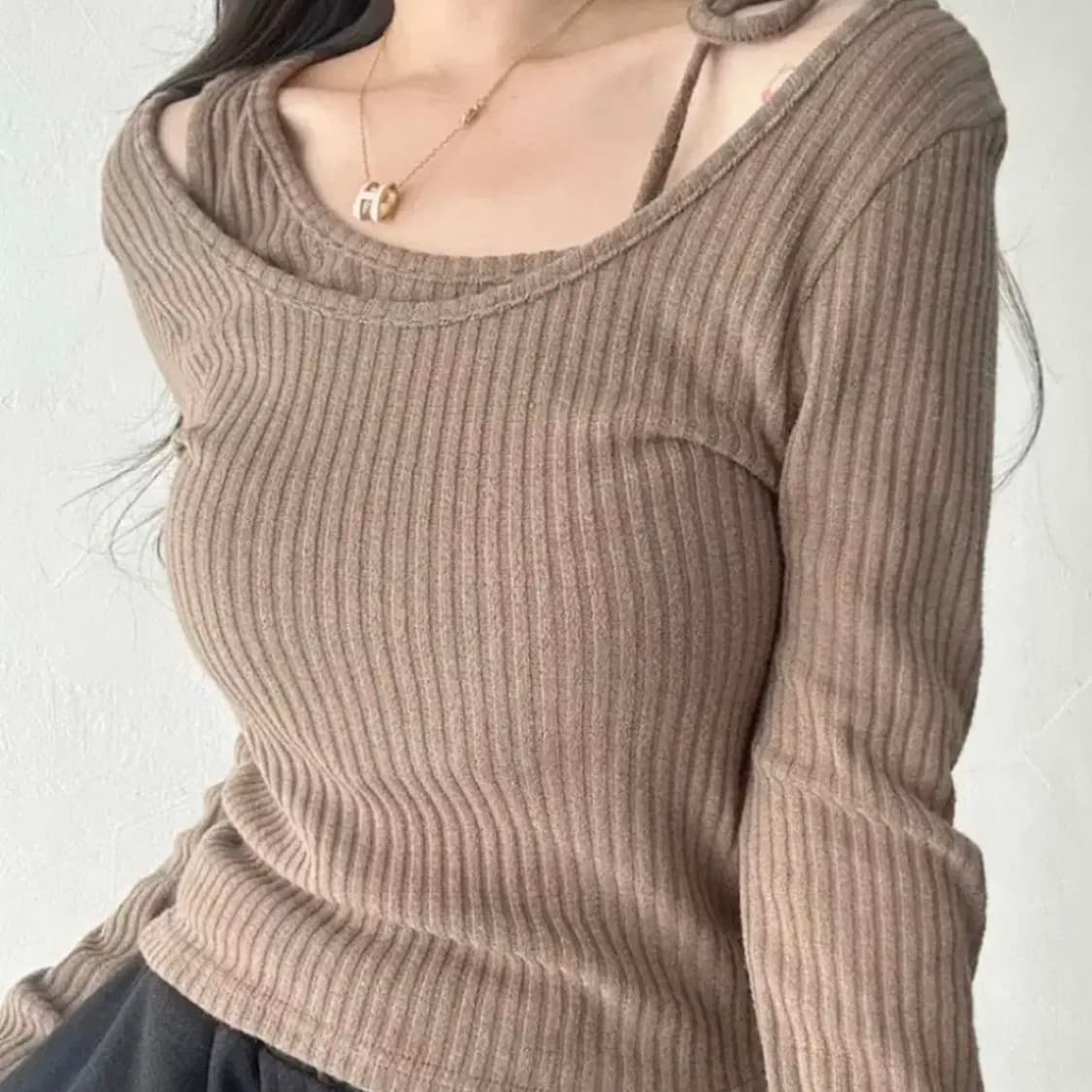 에이블리 리본 스트랩 컷아웃 긴팔 레이어드 티셔츠 상품이미지2