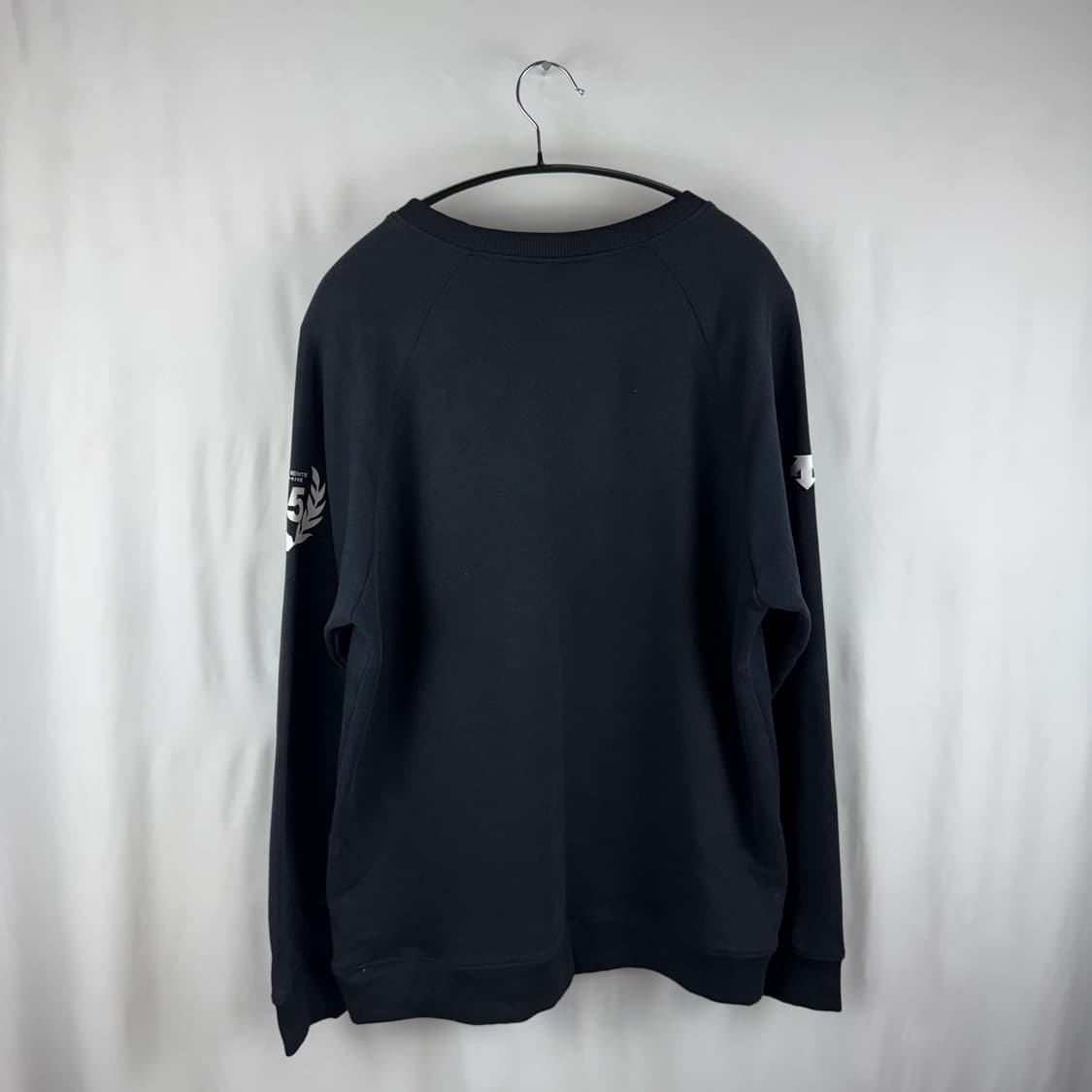 105) 데상트 프린팅 맨투맨 블랙 상품이미지7