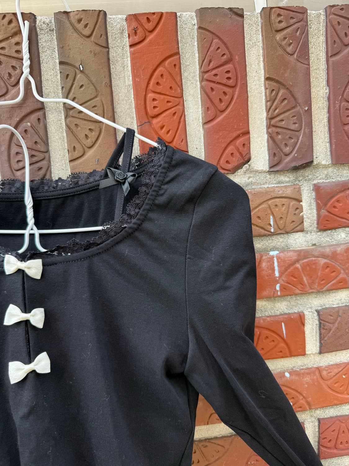 쎄무아듀 보우 레이스 트럼펫 슬리브 탑 (블랙) 상품이미지3