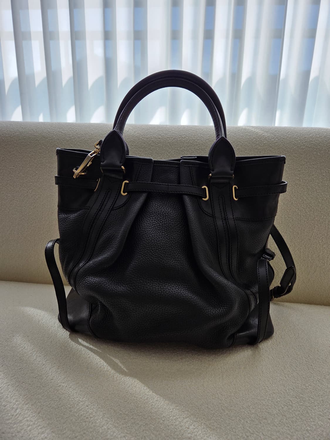 버버리  소가죽 블랙 솔더 크로스백 상품이미지4