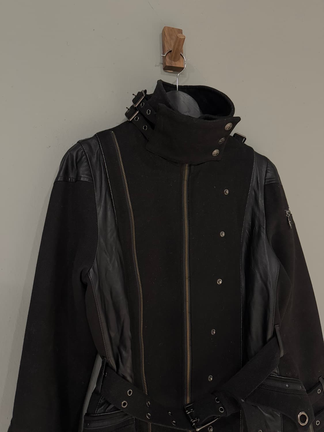 Ozz Croce 벨티드 디테일 레더 포인트 하이넥 자켓 상품이미지2