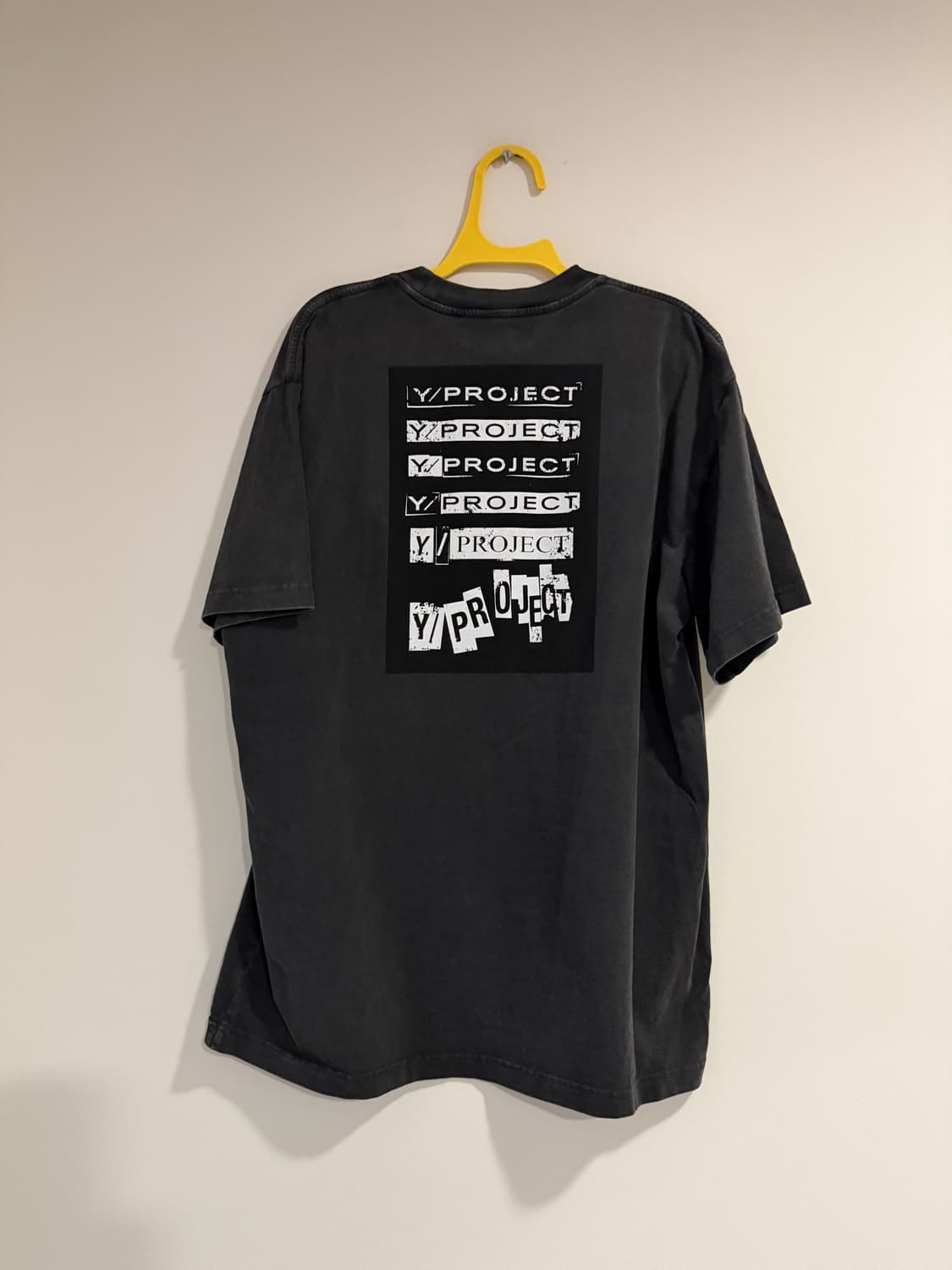 와이프로젝트(Y/Project)의 락 밴드 프린트 핀치 로고 티셔츠 상품이미지3