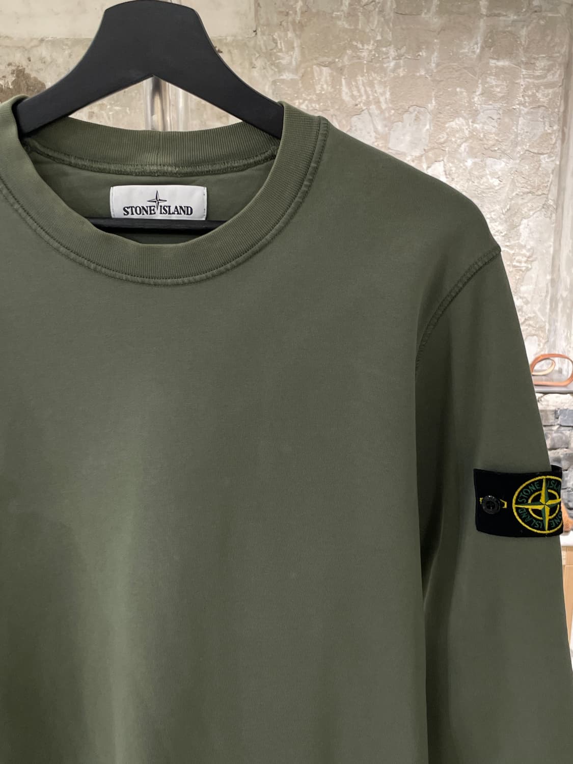스톤 아일랜드 라이트 카키 와펜 크루넥 스웻 셔츠 상품이미지3