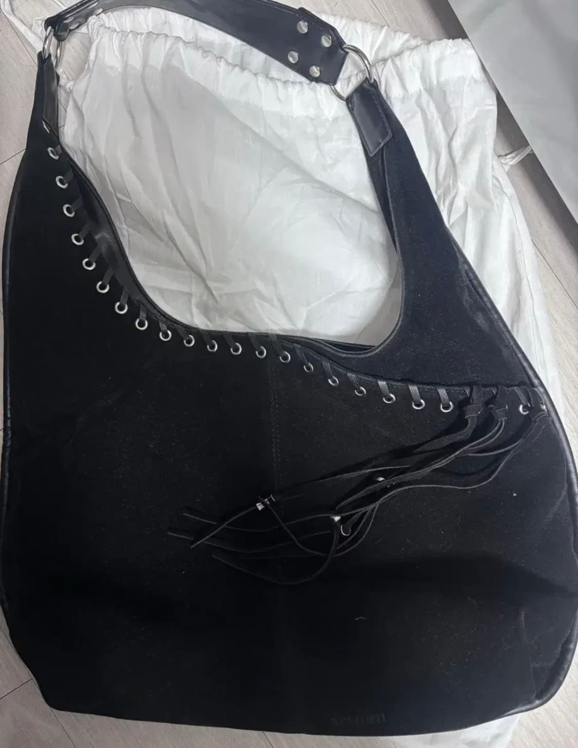 여밈 스웨이드 호보백 블랙 medium slash hobo bag 상품이미지2