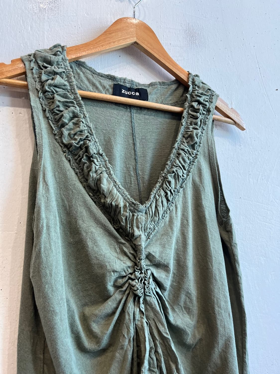 ZUCCA 주카 셔링 슬리브리스 탑 Made in JAPAN 상품이미지2