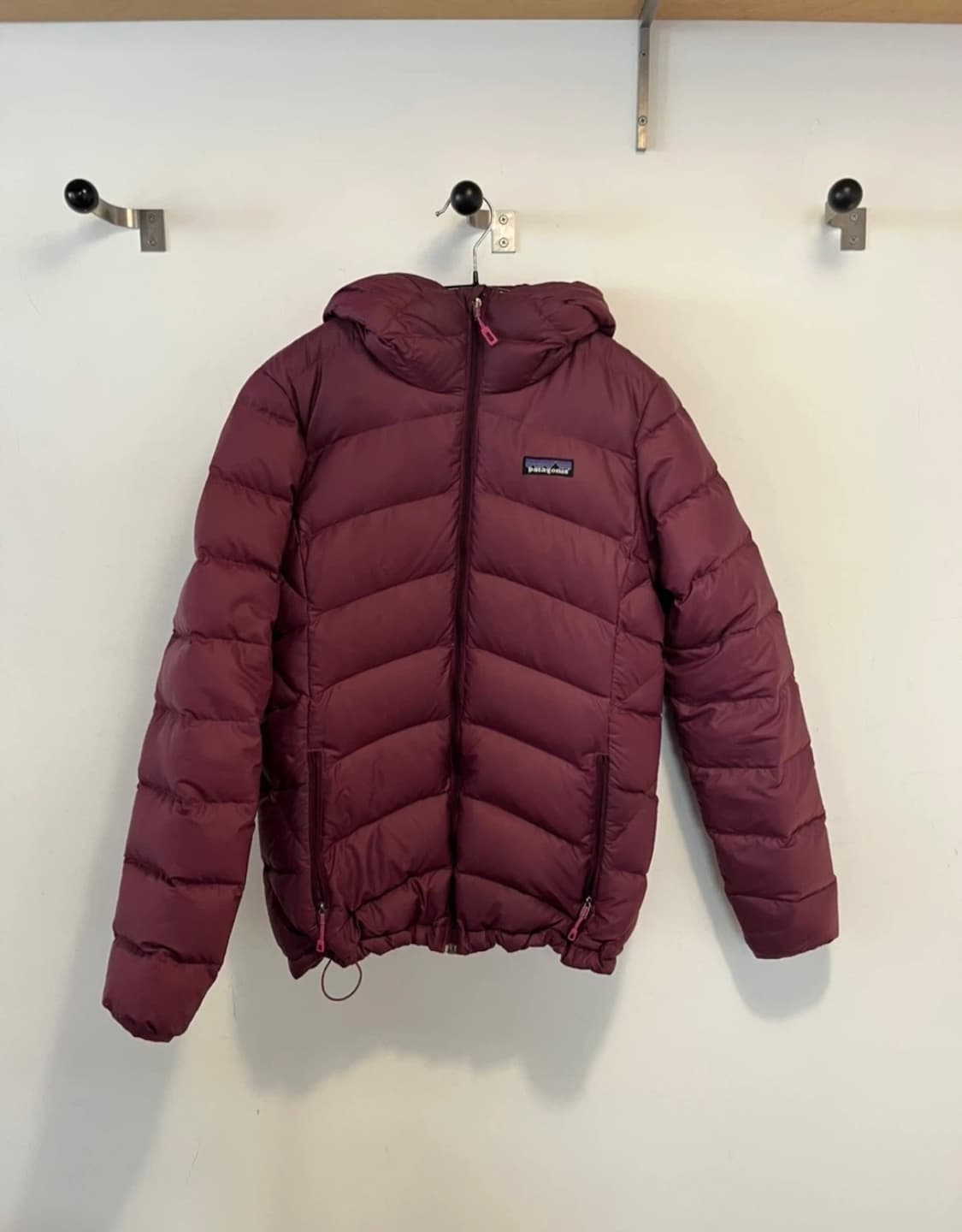 파타고니아 경량패딩 버건디 계열  상품이미지1