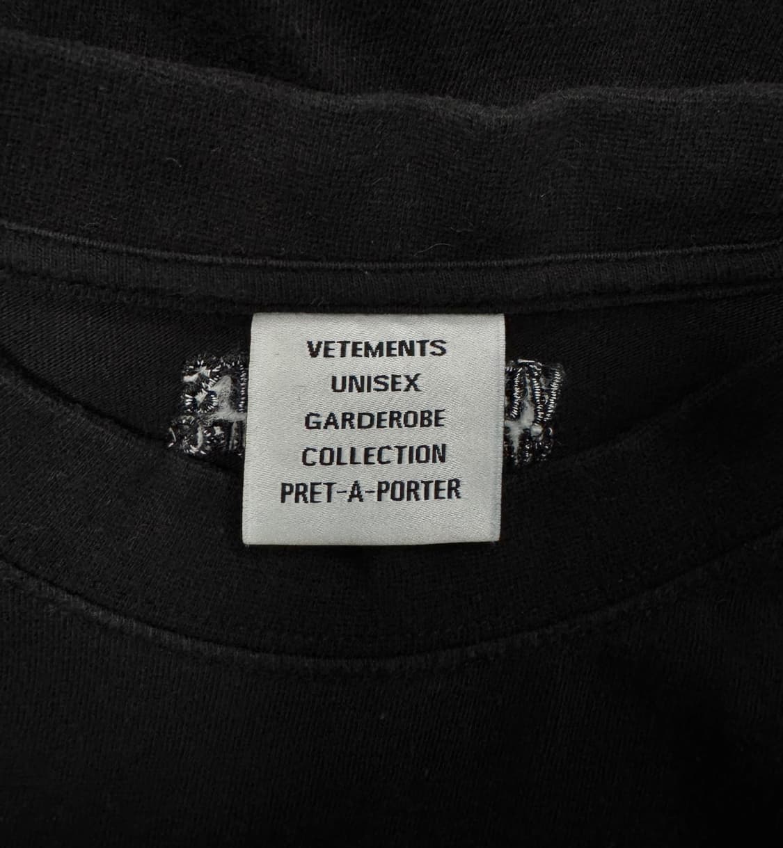 VETEMENTS 베트멍 이탈리아 오뜨꾸뛰르 그린컬러 자수로고 블랙 티셔 상품이미지5