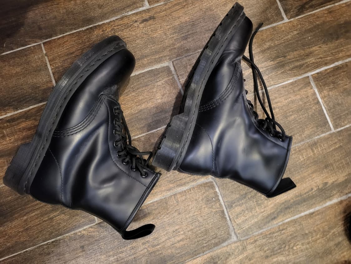 닥터마틴 블랙 8홀 부츠 14353 상품이미지1