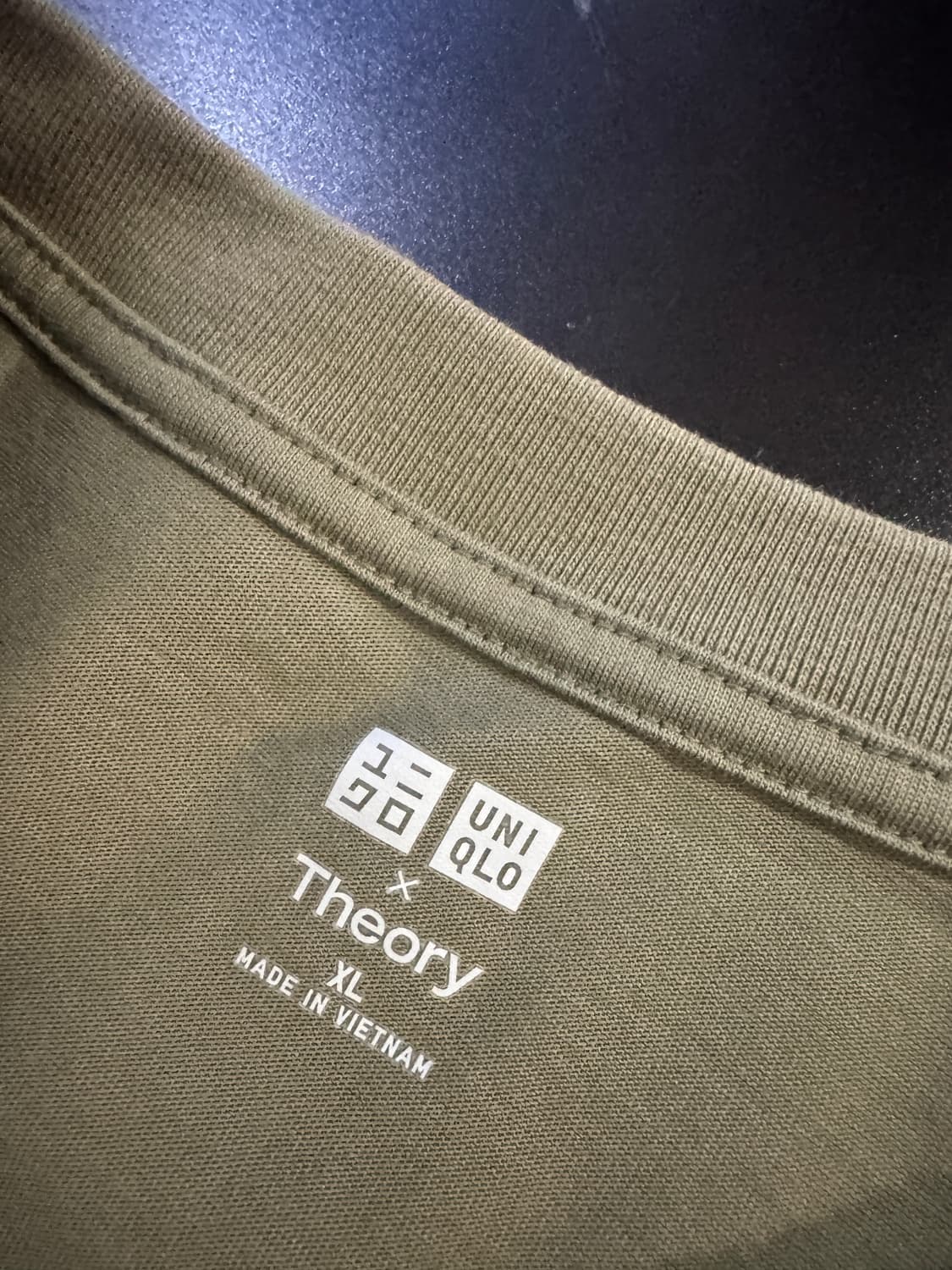 유니클로 X 띠어리 브이넥 반팔 티셔츠 XL 카키 상품이미지3