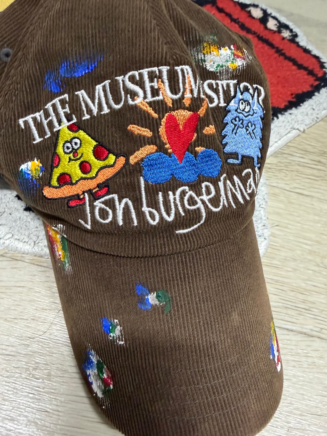 더 뮤지엄 비지터 X 존 버거맨 콜라보 볼캡(정품) 상품이미지1