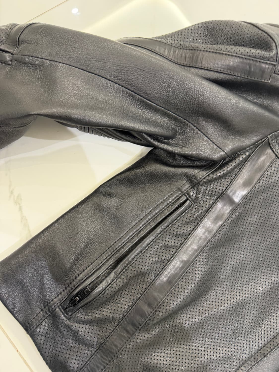 발렌시아가 퍼포레이티드 레더 재킷 상품이미지10