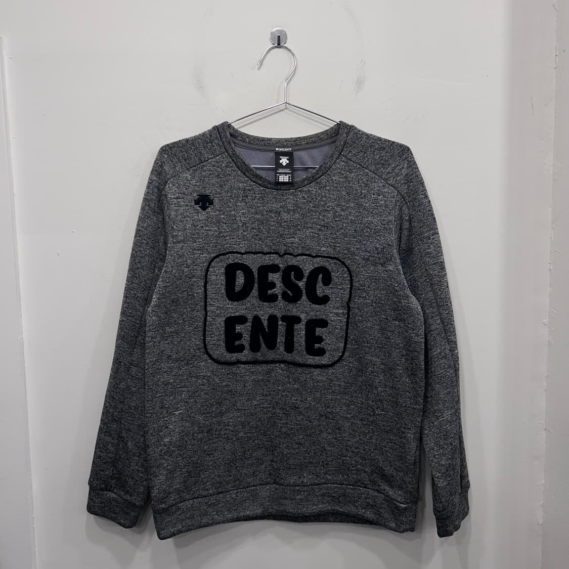 데상트 빅 플리스 로고 니트코튼 맨투맨 상품이미지2