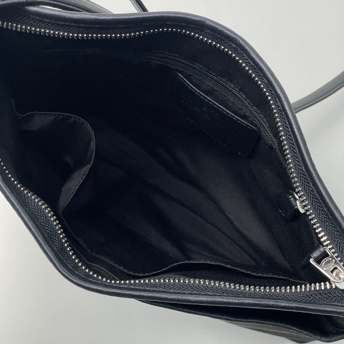 [중고] 코치 시그니처 블랙 크로스백 가방 상품이미지4