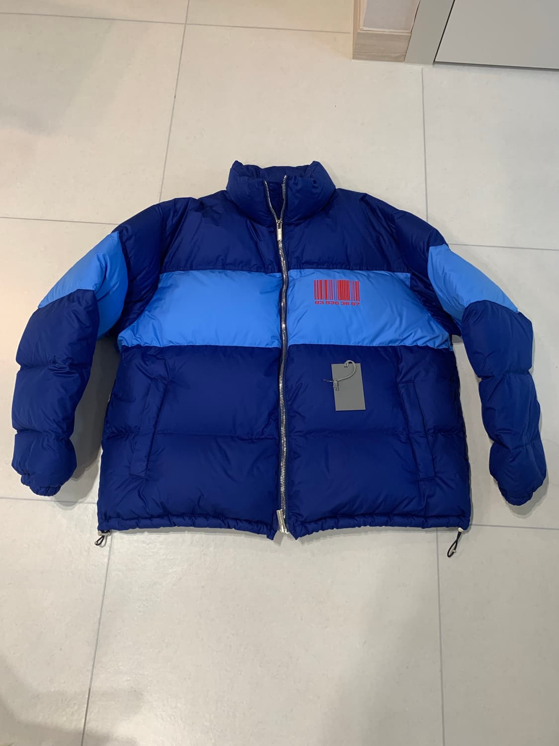 베트멍(VTMNTS) 바코드 다운 자켓 상품이미지1