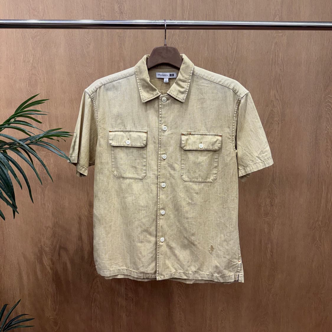 JW앤더슨 유니클로 콜라보 워크 반팔 셔츠 포켓 디테일 레귤러핏 베이지 상품이미지1