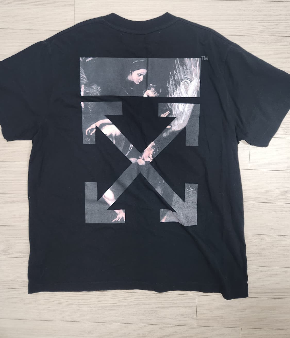 m 오프화이트 카라바지오 반팔 티셔츠 상품이미지1