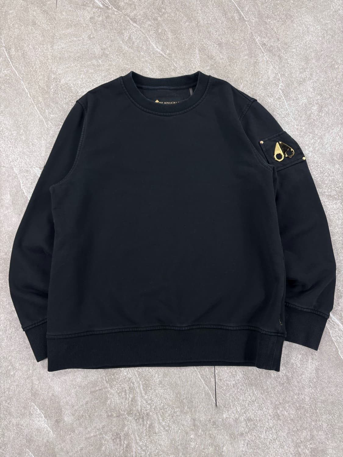- Moose Knuckles Gold Logo Sweatshirt    상품이미지1