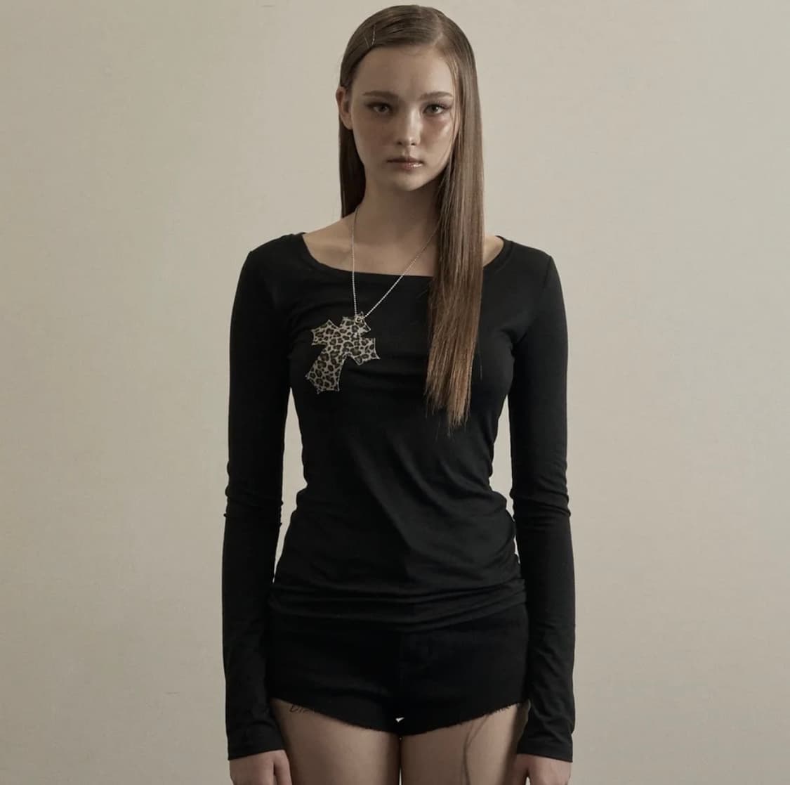Black leopard cross necklace top 상품이미지1
