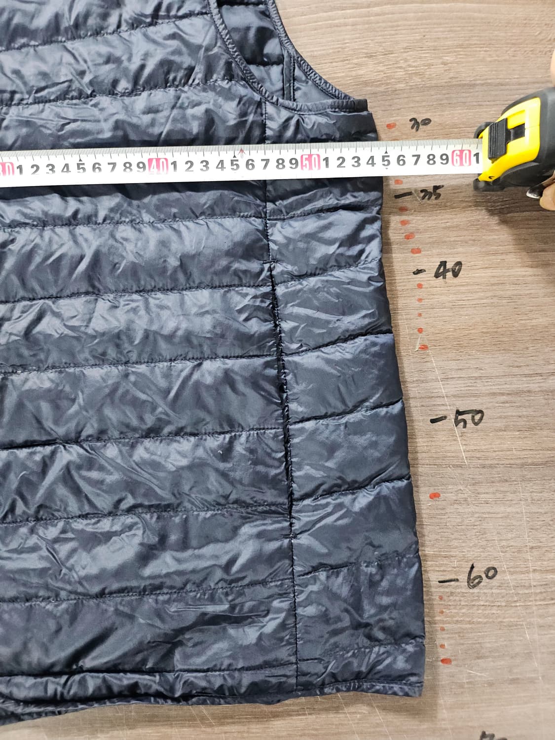 유니클로 경량 패딩 조끼 블랙  XL 상품이미지3