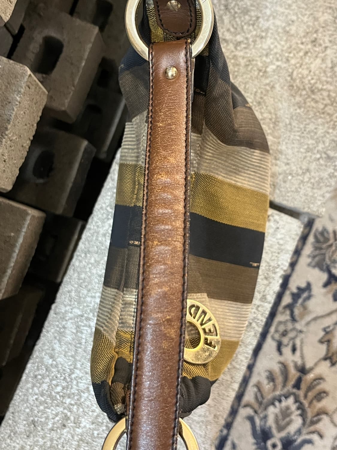 펜디 페킨 스트라이프 호보 백 상품이미지6