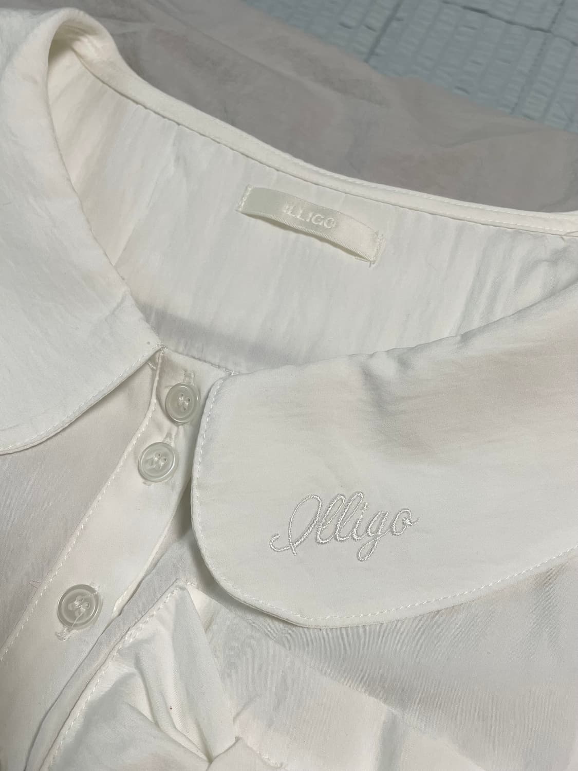 일리고 포밍 리본 퍼프 블라우스 화이트 상품이미지8