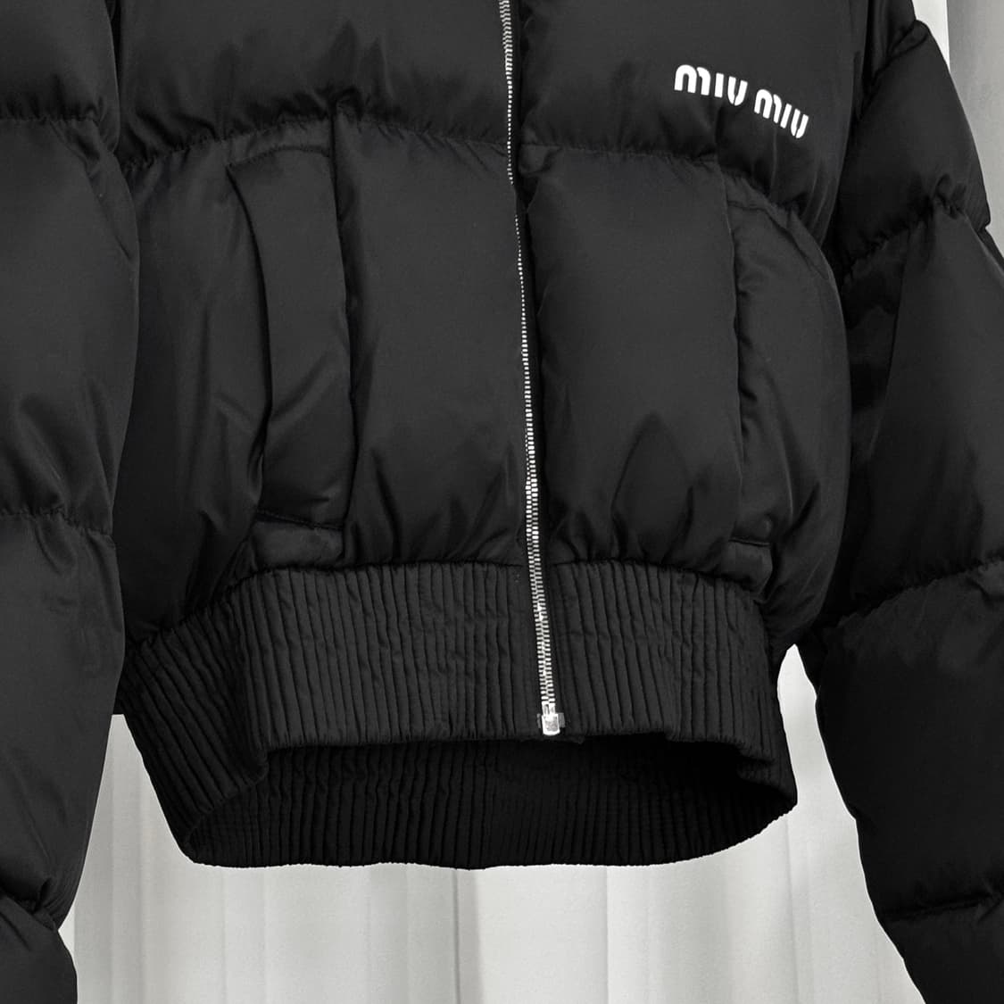 (42) 미우미우 크롭 후드 패딩 나일론 다운 상품이미지5