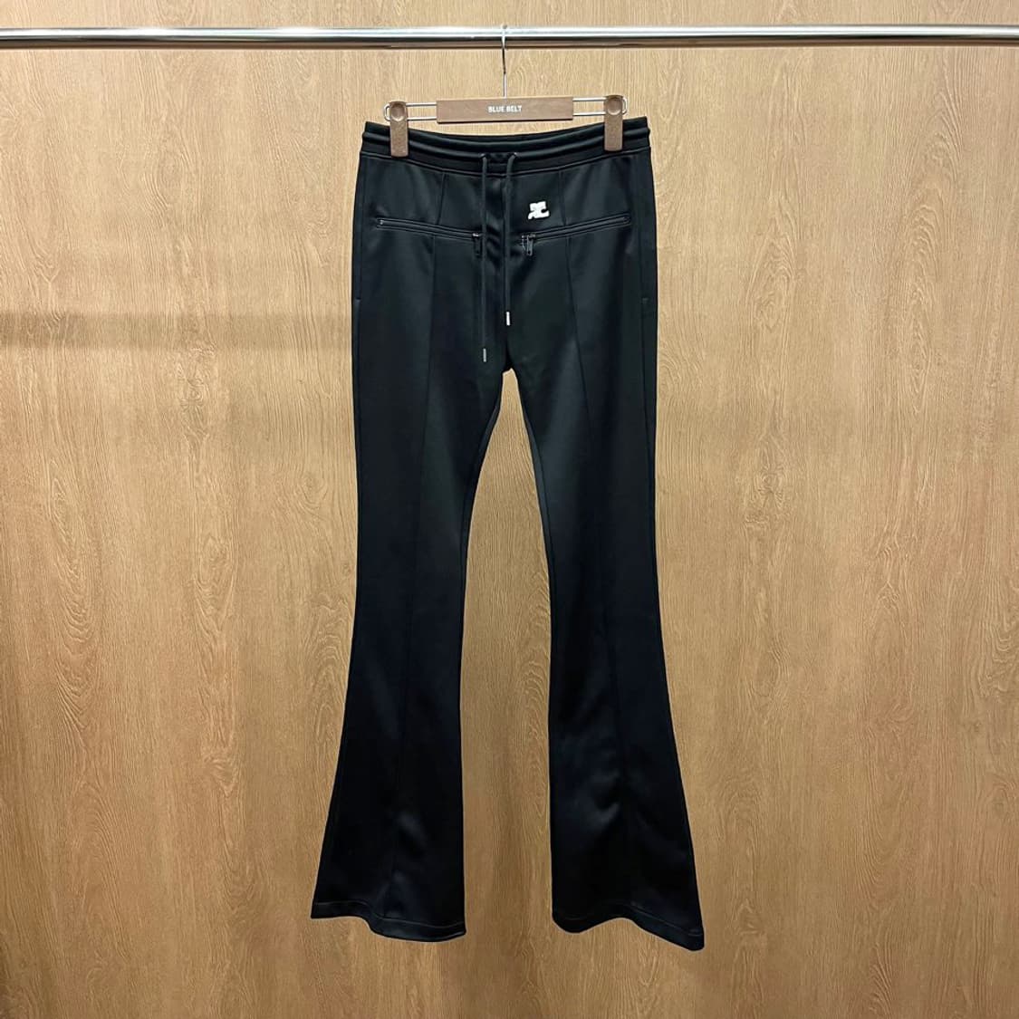 꾸레쥬 트레이닝 팬츠 로고 자수 지퍼 포켓 밴딩 디테일 부츠컷 블랙 상품이미지2