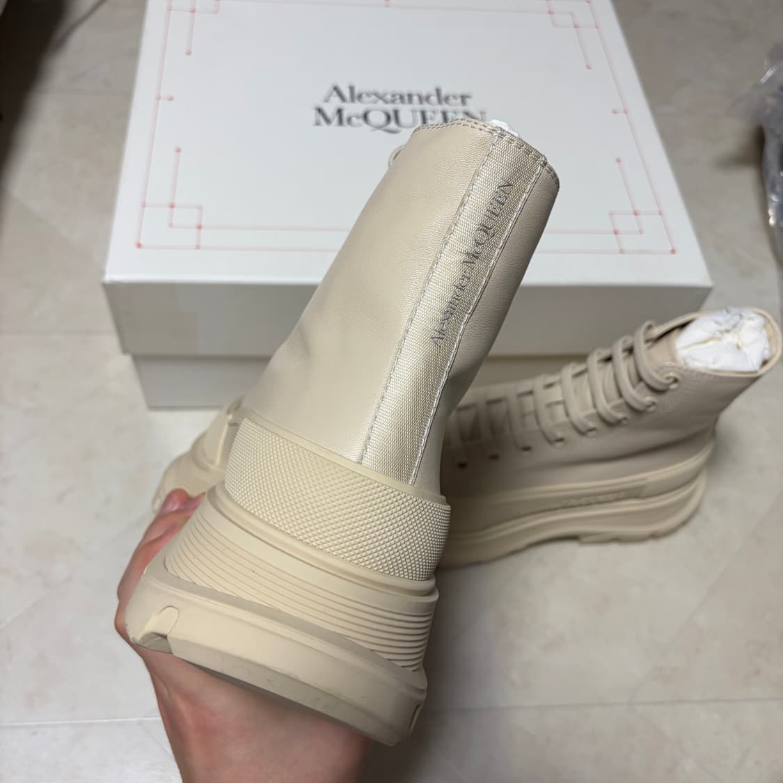 [새상품]알렉산더맥퀸 트레드 슬릭 부츠 베이지 상품이미지3