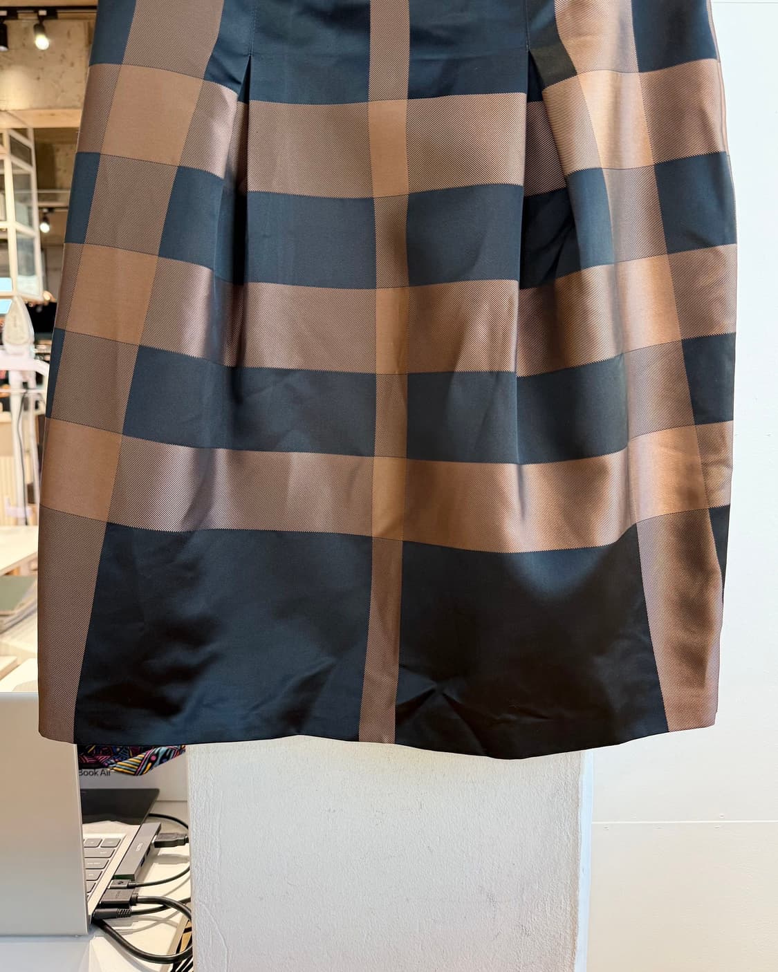 버버리 블랙 체크 쿠프로 미디스커트  상품이미지4