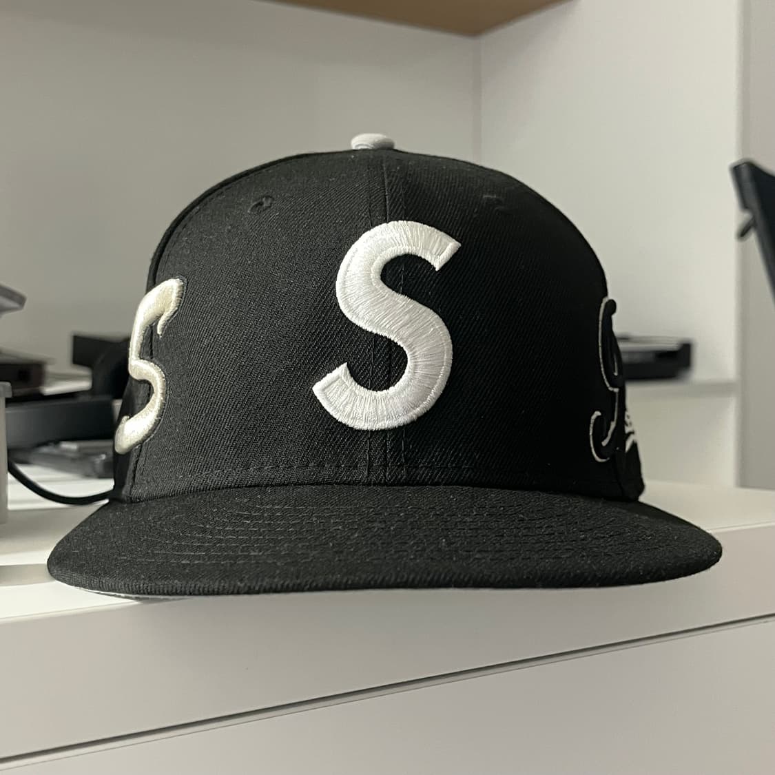 슈프림 뉴에라 멀티 s 로고 블랙 25ss 상품이미지4