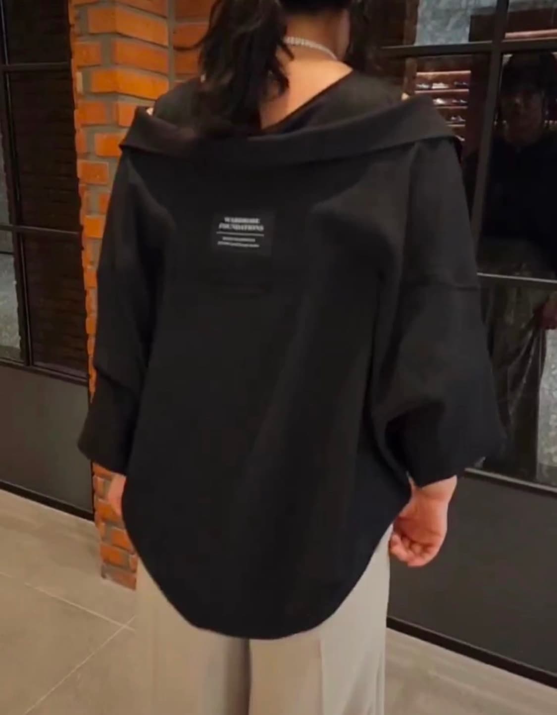 시스템 오프숄더 블라우스(정가33.5) 상품이미지4