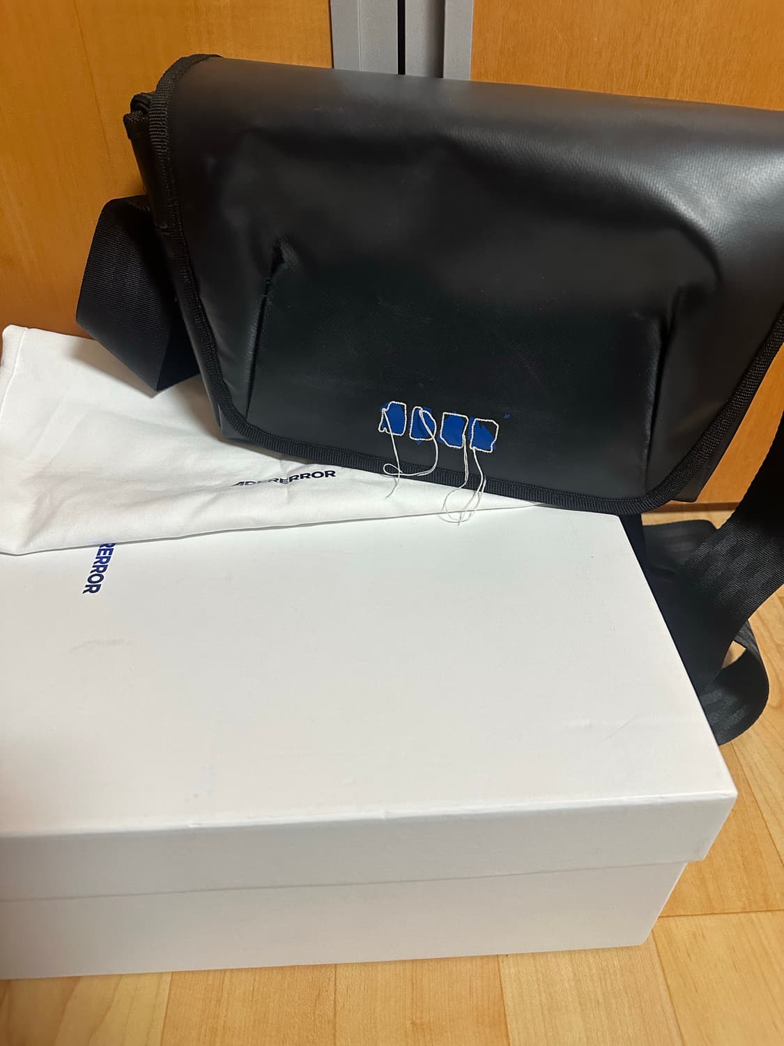 아더에러 트레이스 애드모어 크로스바디백 블랙 가방 상품이미지1