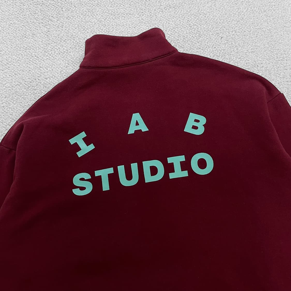 아이앱스튜디오 스펠 로고 코튼 하프집업 마룬 상품이미지4