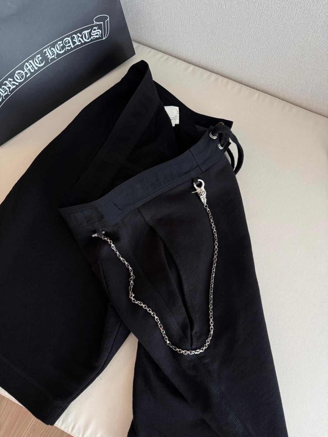 크롬하츠 크로스 레더 패치 스웨트쇼츠 블랙 상품이미지4