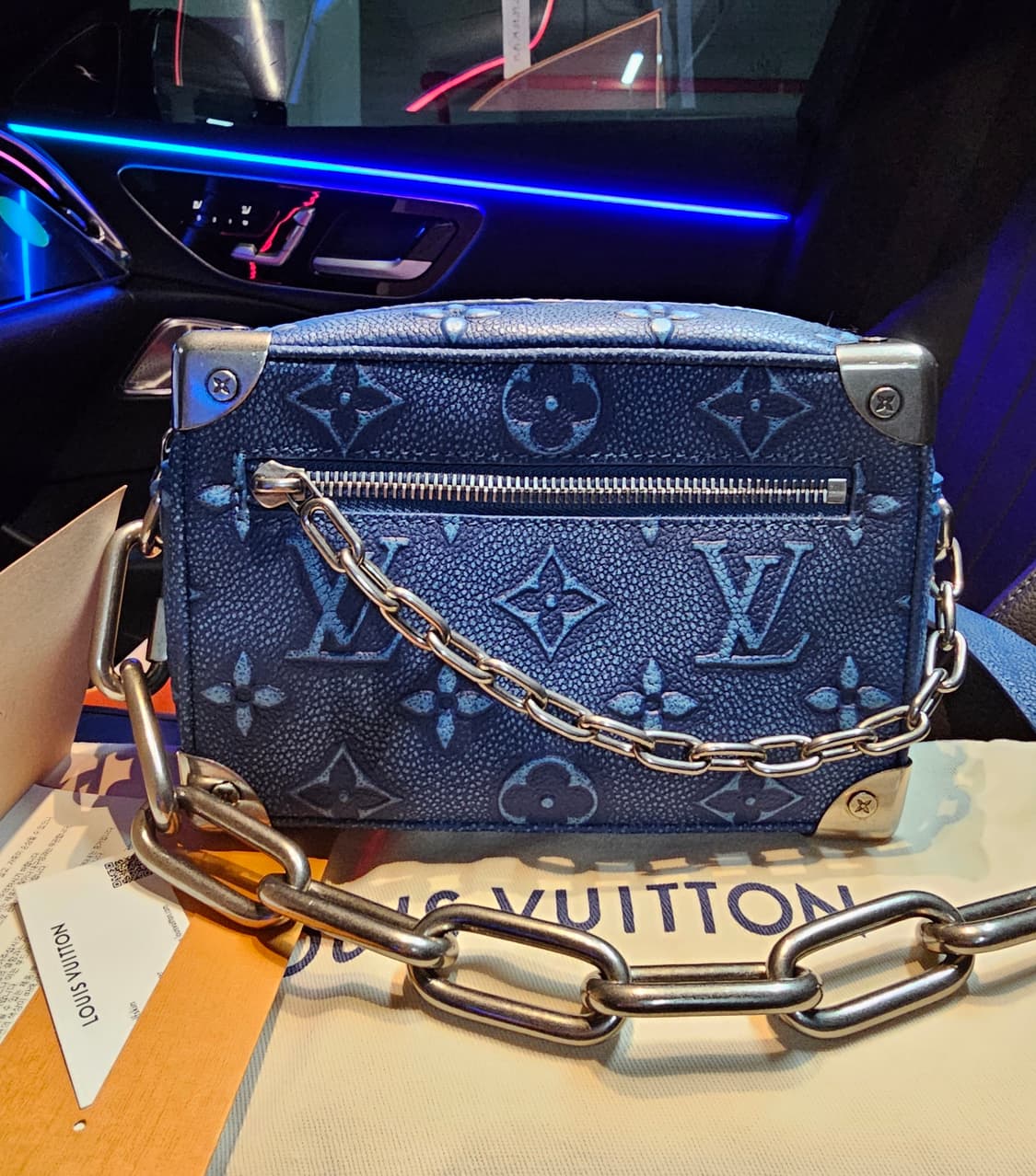 루이비통 버질아블로 토리옹 엠보싱 미니 소프트 트렁크 크로스백 상품이미지1