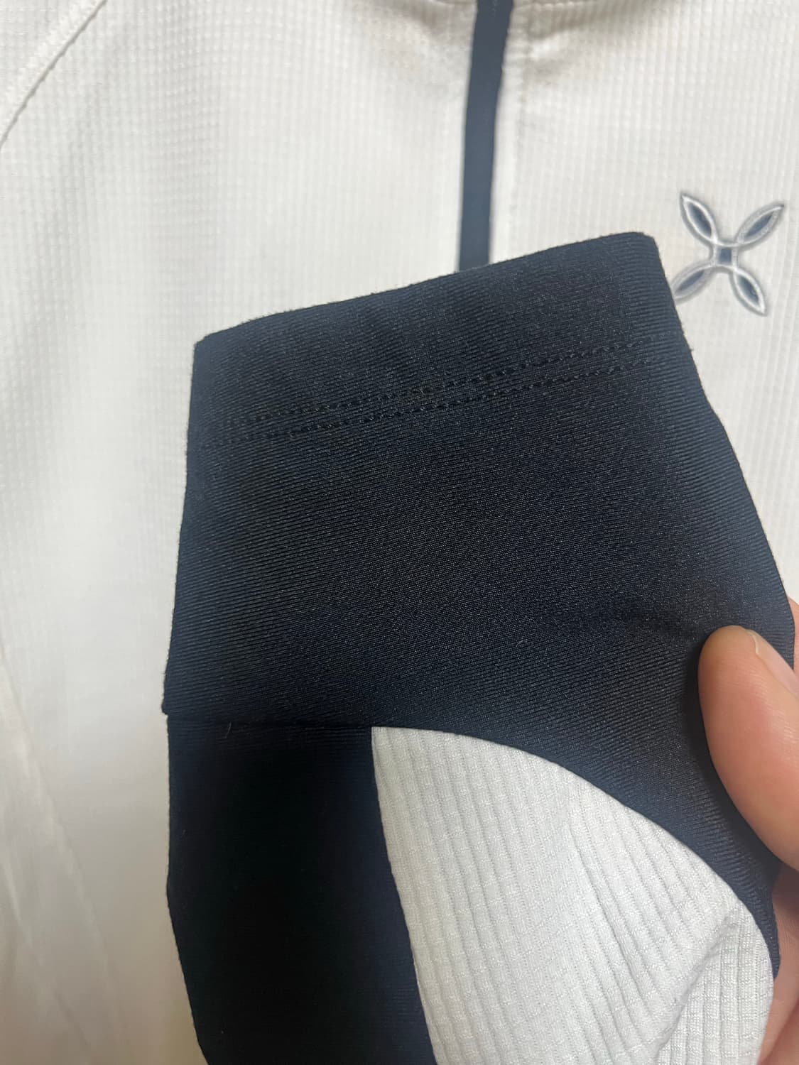 몬츄라 흰색/검정색 하프넥 반집업 티셔츠 상품이미지3