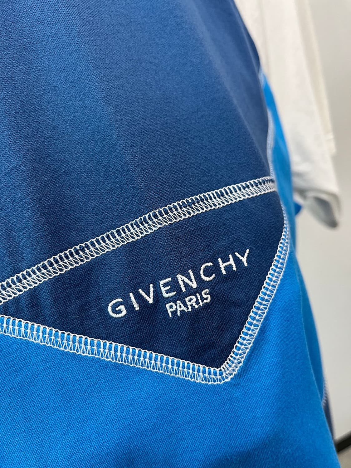 100) 지방시 신형 라운드티  상품이미지5