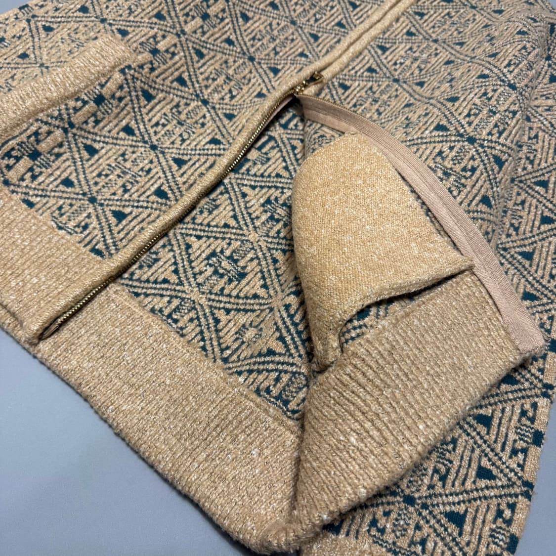 소어트(soerte) 22AW 베이지 자카드 하이넥 드라이버 니트 집업 상품이미지5