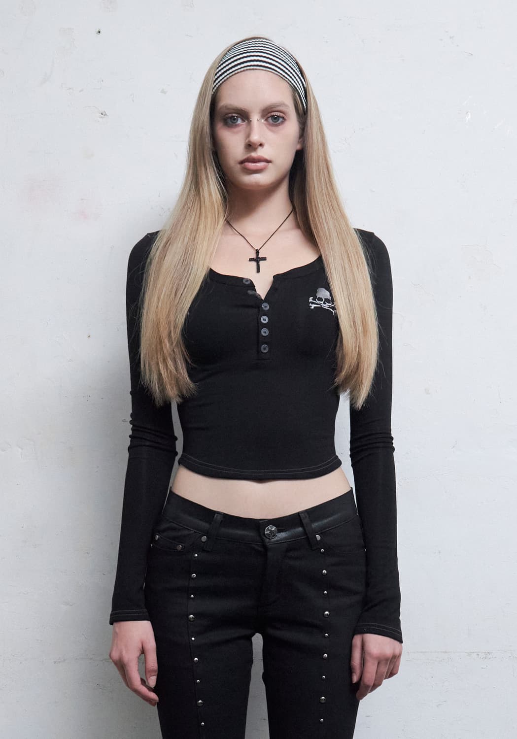 새상품) 힐다 스컬 버튼 탑 블랙 상품이미지1