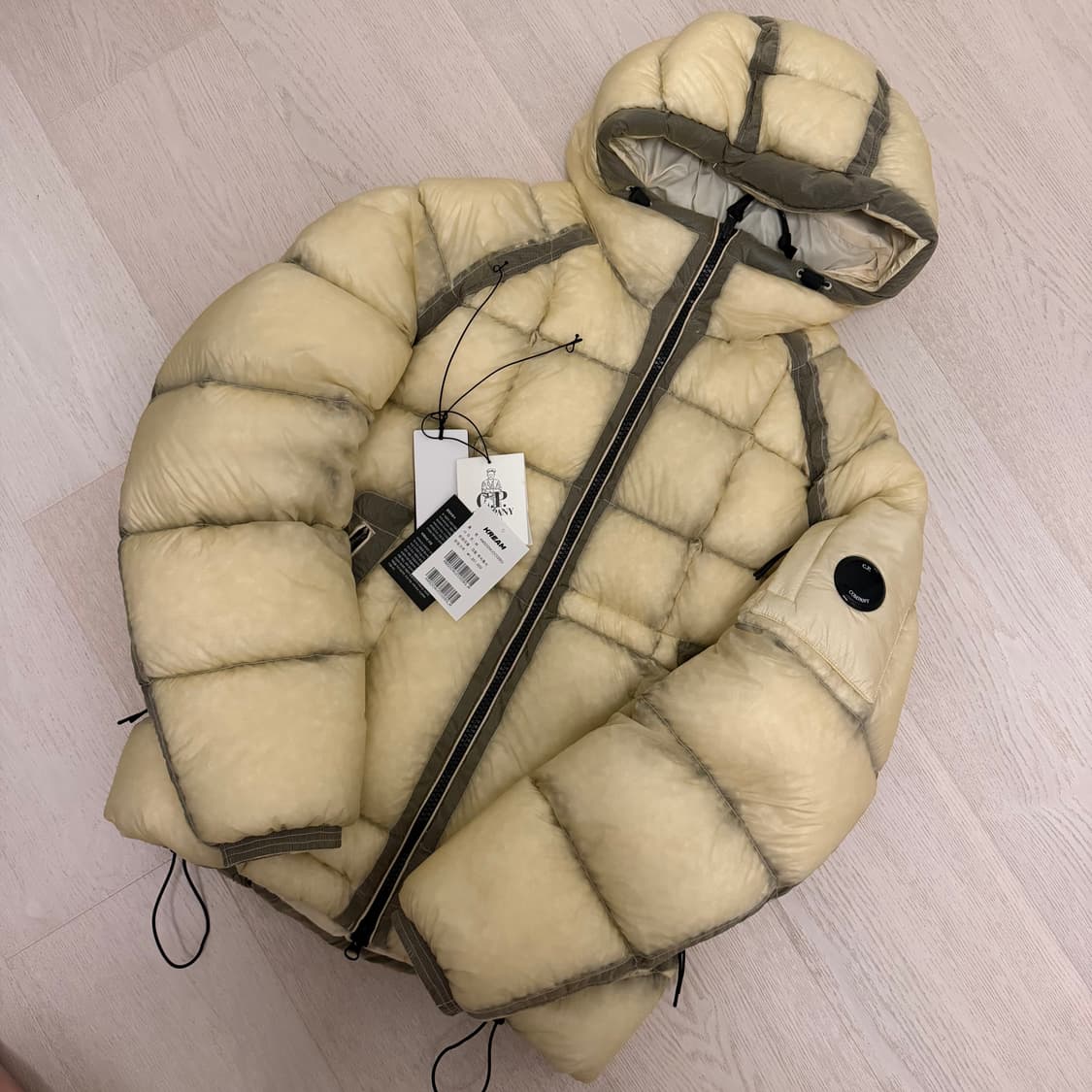 CP 컴퍼니 DD쉘 패딩 25fw 피스타치오 상품이미지1